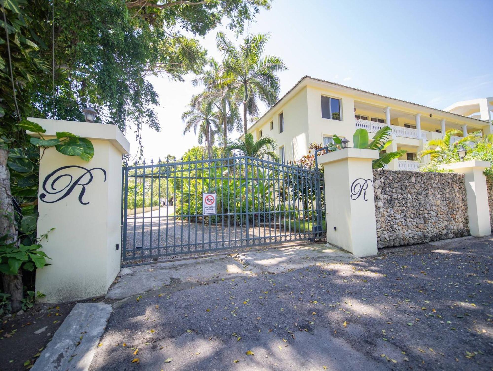 Room In Guest Room - 2Br Caribbean Condo In Cabarete Center Екстериор снимка
